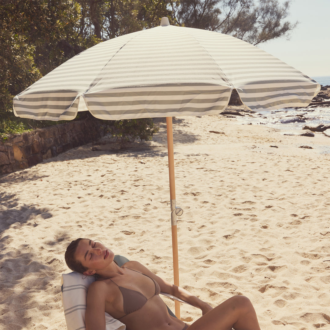 SUNNYLiFE paplūdimio skėtis nuo saulės – SEAGRASS STRIPE