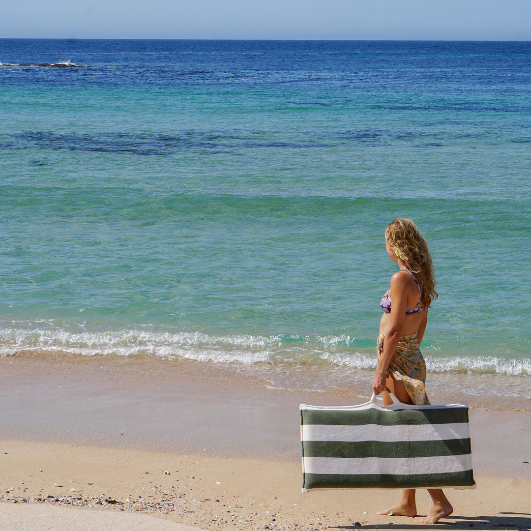 SUNNYLiFE paplūdimio kėdė Folding – THE VACAY OLIVE STRIPE