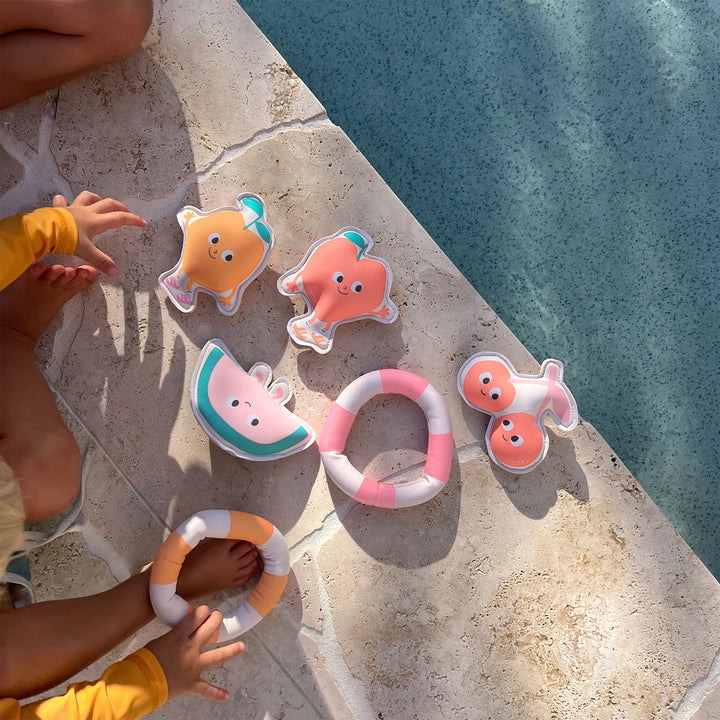 SUNNYLiFE nardymo žaislai – POPPY THE PEACH MULTI SET OF 6