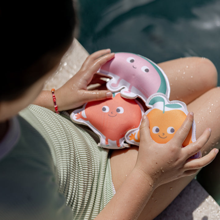 SUNNYLiFE nardymo žaislai – POPPY THE PEACH MULTI SET OF 6