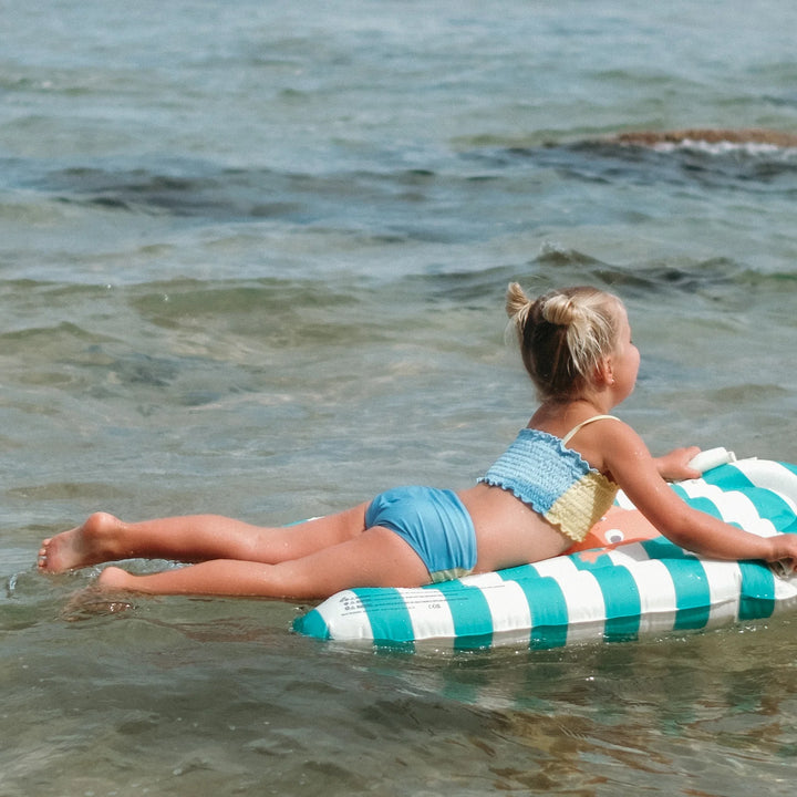 SUNNYLiFE pripučiama plaukimo lenta  – POPPY THE PEACH GREEN STRIPE