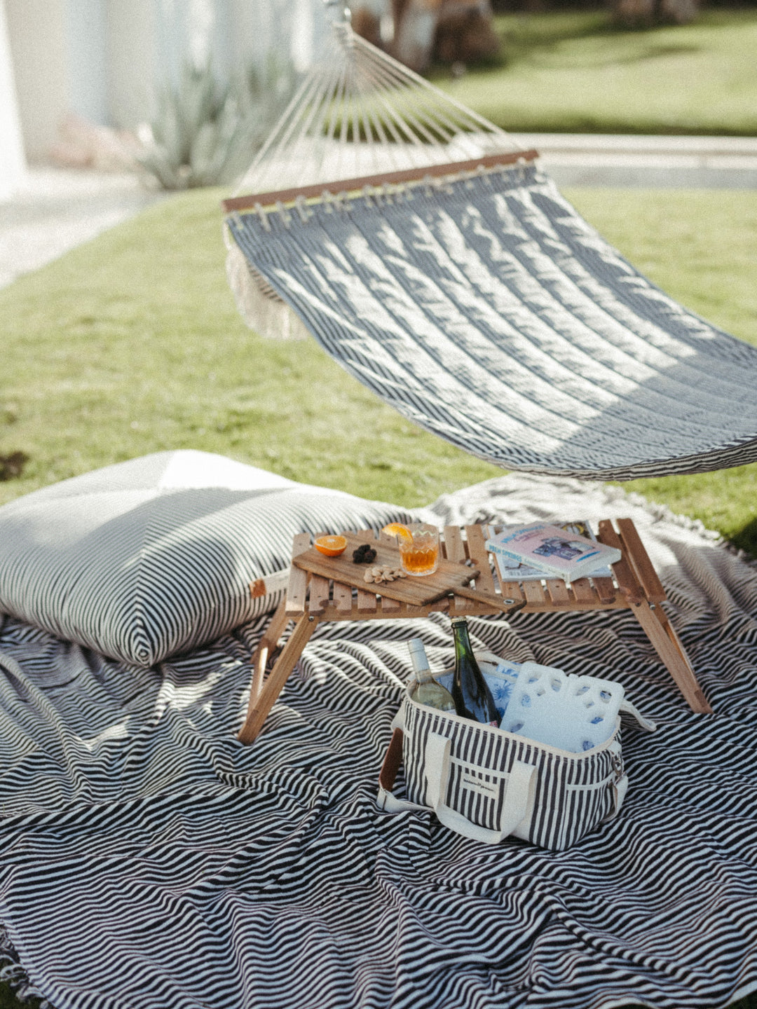 Business & Pleasure paplūdimio ir pikniko pledas – LAUREN' S NAVY STRIPE - Summer Boutique - BPA-BKT-LAU-NVY