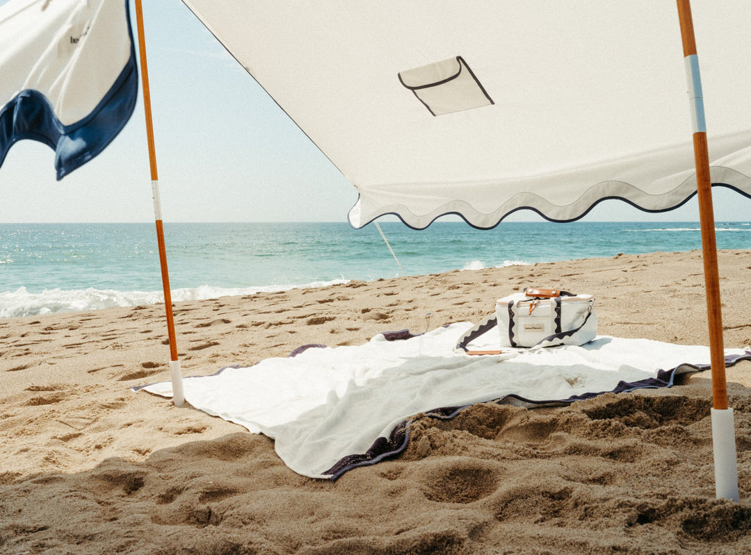 Business & Pleasure paplūdimio ir pikniko pledas – RIVIERA WHITE - Summer Boutique - BPA-BKT-RIV-WHT