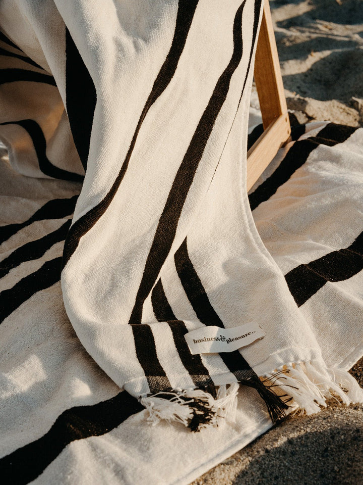 Business & Pleasure paplūdimio rankšluostis – VINTAGE BLACK STRIPE - Summer Boutique - BPA-TWL-VTG-BLK