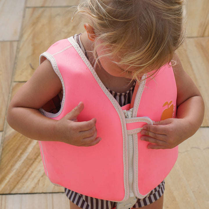 SUNNYLiFE plaukimo liemenė (2 – 3 m.) – POPPY THE PEACH NEON PINK - Summer Boutique - S61FVPPN