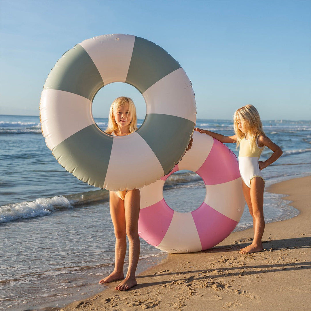 SUNNYLiFE plaukimo ratas – THE VACAY SOFT OLIVE STRIPE - Summer Boutique - S41PRGRN